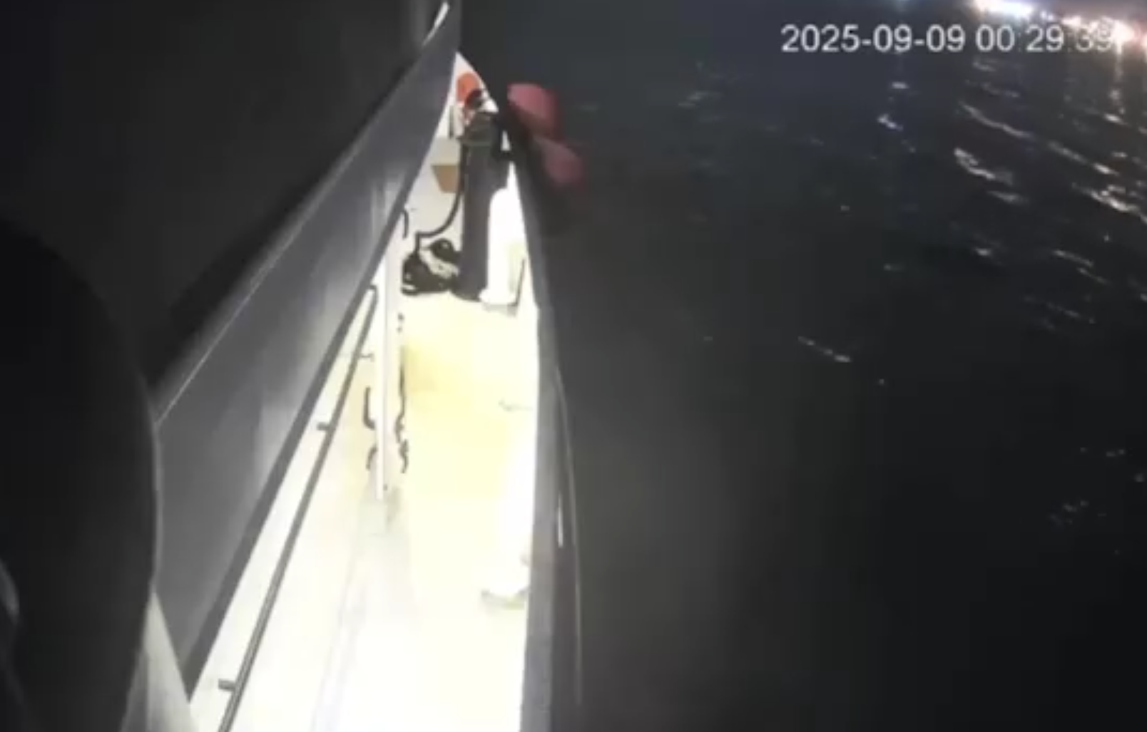 یکی از کشتی های ناوگان صمود در حال حرکت در دل شب به سمت نوار غزه در سرزمین فلسطین