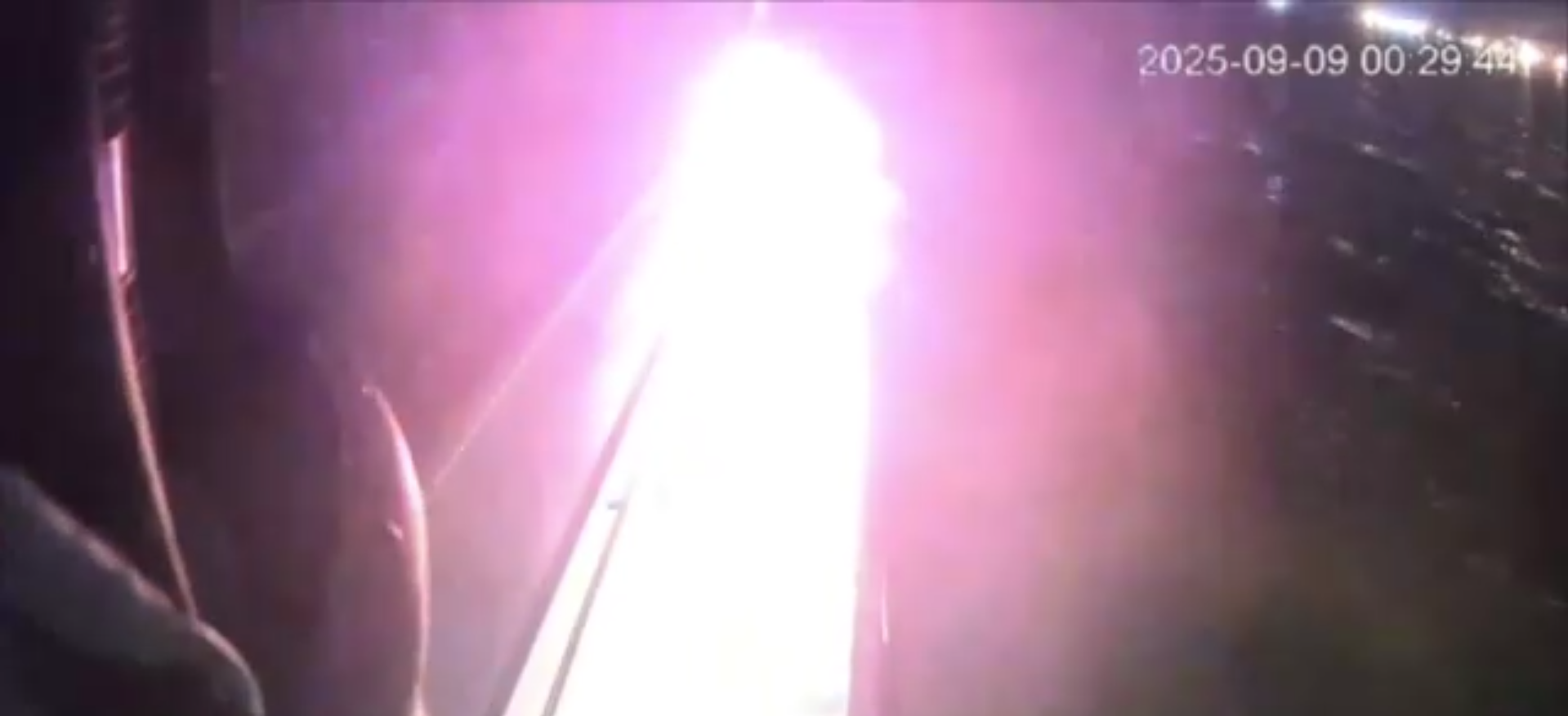 یکی از کشتی های ناوگان صمود در حال حرکت در دل شب به سمت نوار غزه در سرزمین فلسطین