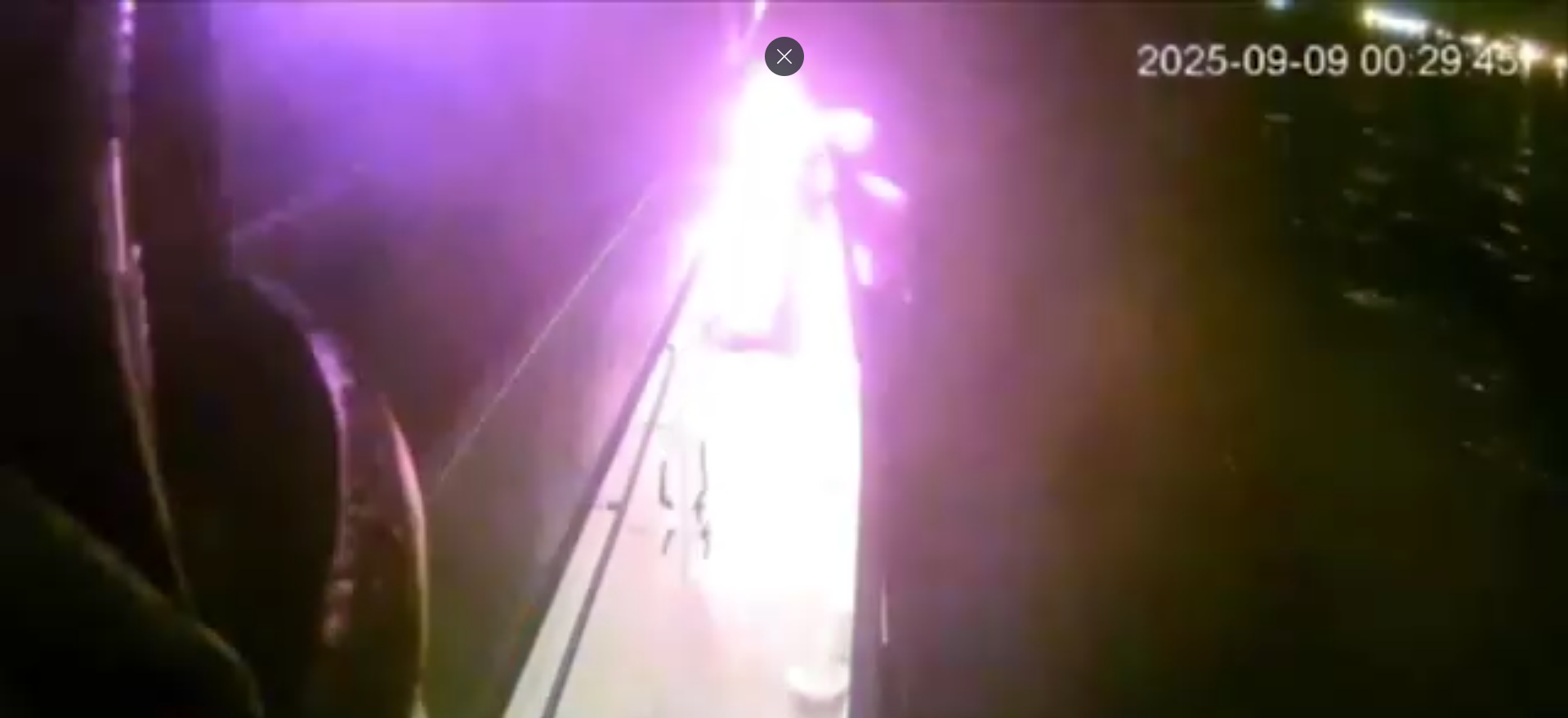 یکی از کشتی های ناوگان صمود در حال حرکت در دل شب به سمت نوار غزه در سرزمین فلسطین