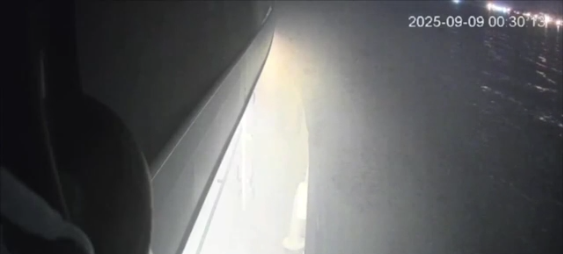 یکی از کشتی های ناوگان صمود در حال حرکت در دل شب به سمت نوار غزه در سرزمین فلسطین