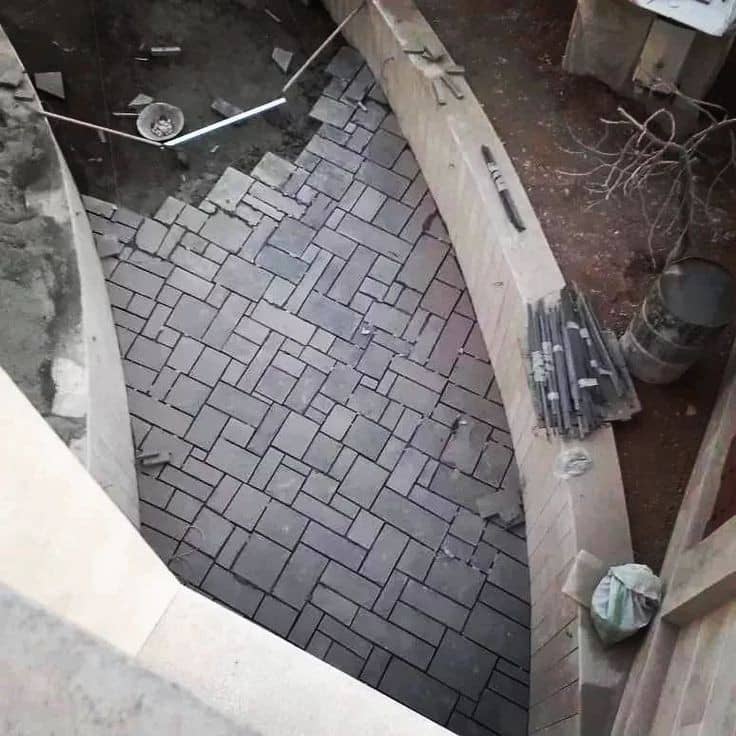 سنگ کاری برای رمپ پارکینگ طبقاتی حصیری برای مشتریان خود ارائه می دهد پیمانکاری سنگ لاشه نادری