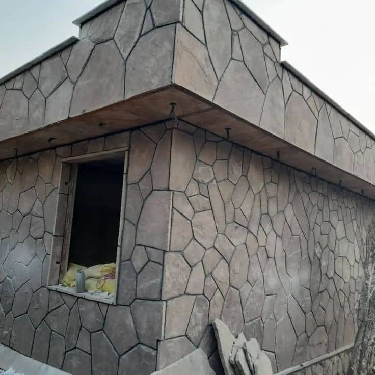 قهوه ای کاران نماسازان با سنگ لاشه ورقه ای برای ویلا ساختمان باغ می‌باشد پیمانکار سنگ چینی 