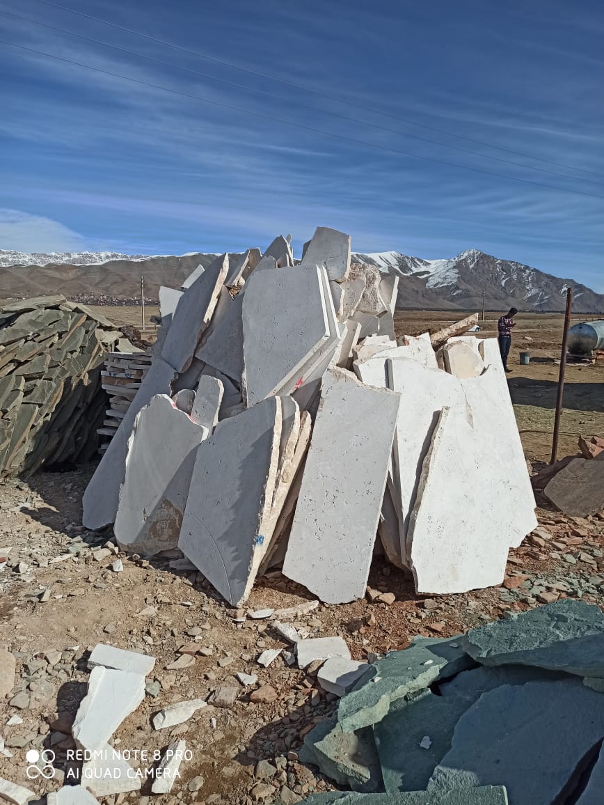 قواره بزرگ سنگ سفید اصفهان نمونه برای نمای ساختمان ویلا دیوار کف سازی مقاوم و رنگ جذاب 